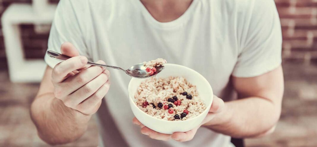 Healthy breakfast for athletes with scrambled eggs, whole grain bread, and fresh berries